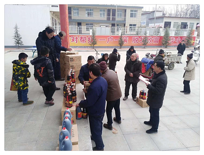 固德威薯業機械慰問貧困戶現場發福利