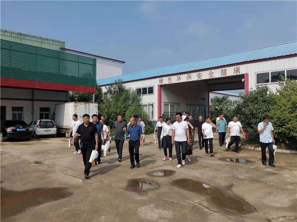 觀摩團參觀固德威機械生產(chǎn)車間