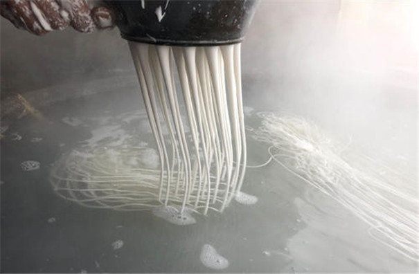 仿手工紅薯粉條機(jī)生產(chǎn)線(xiàn)是怎樣加工粉條的?漏瓢環(huán)節(jié)有哪些講究? 仿手工紅薯粉條機(jī)生產(chǎn)線(xiàn)是怎樣加工粉條的?漏瓢環(huán)節(jié)有哪些講究?